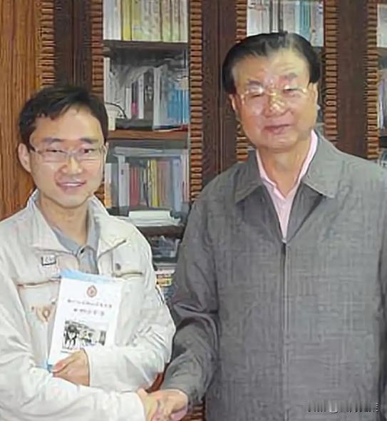 2009年，四川一考生高考作文字迹无人能看懂，请来专家辨认，发现内容也离题千里，