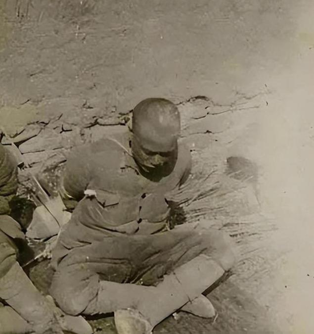 1947年，一个地主，半夜摸进柴房，对着一个被捆着的地下党，不说废话，匕首“噌”