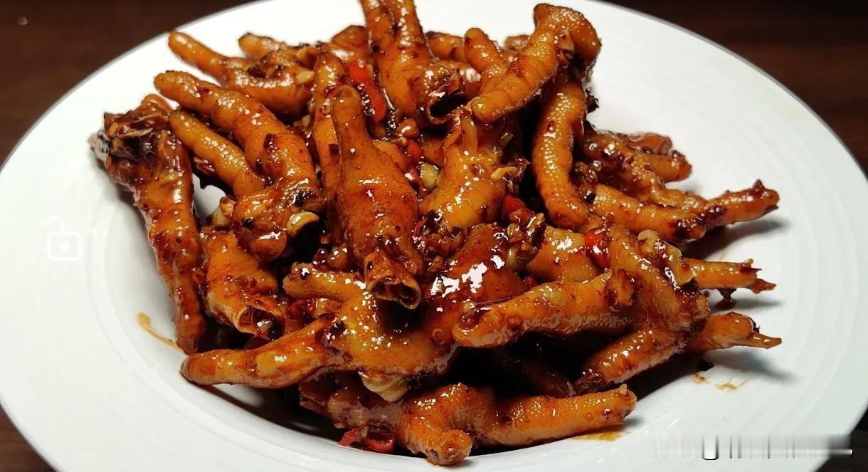 在头条，每天都会分享自己喜欢的美食给大家！好久没有吃鸡爪了，来份香辣鸡爪，解解馋
