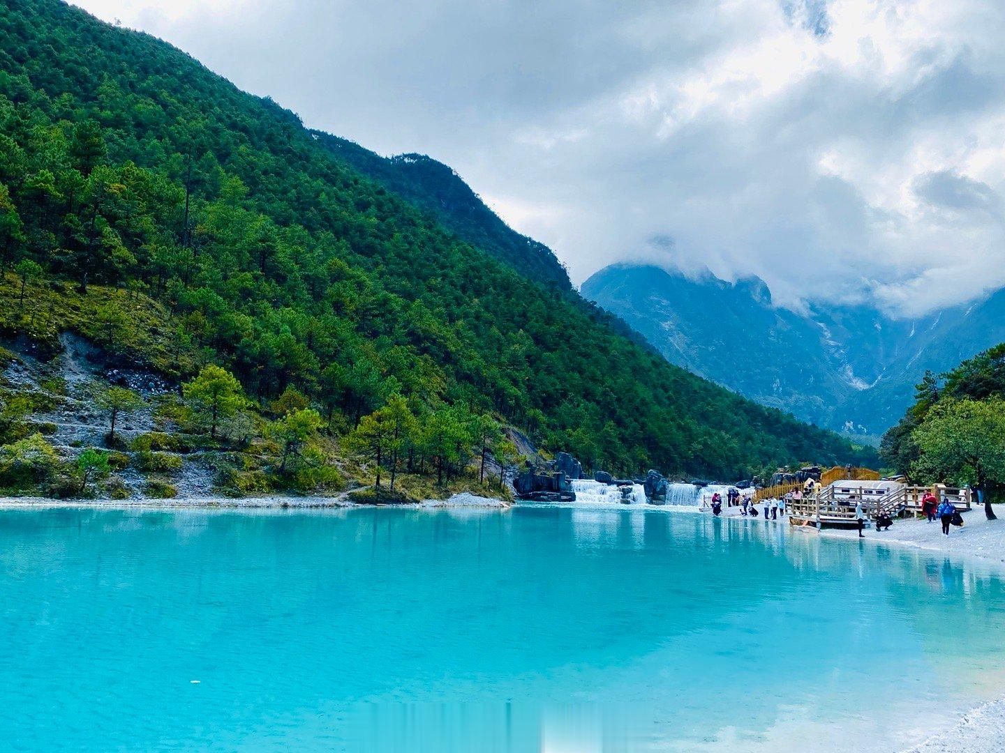 【心心念念的湛蓝湖水，丽江蓝月谷美得醉人、宛若仙境！#记录旅行##国庆节快乐#】