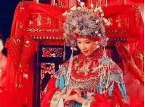 1832年，道光十二年，湘乡曾家新婚夜，欧阳氏在红烛下看清了新郎的皮肤，沉默片刻