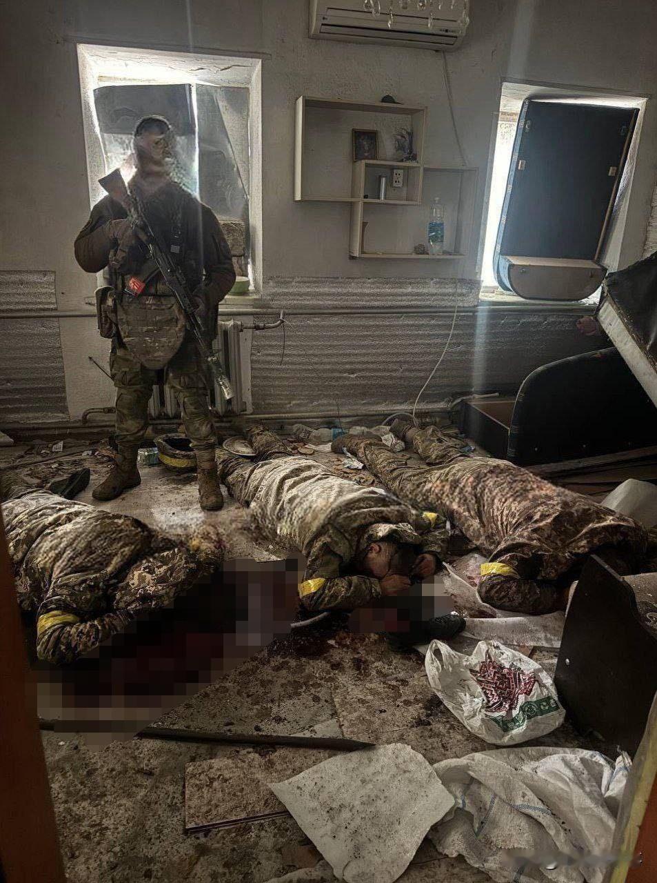 俄军在季米特洛夫市（红军村以东方向）俘虏了三名乌军士兵，并将其击毙了。

乌军投