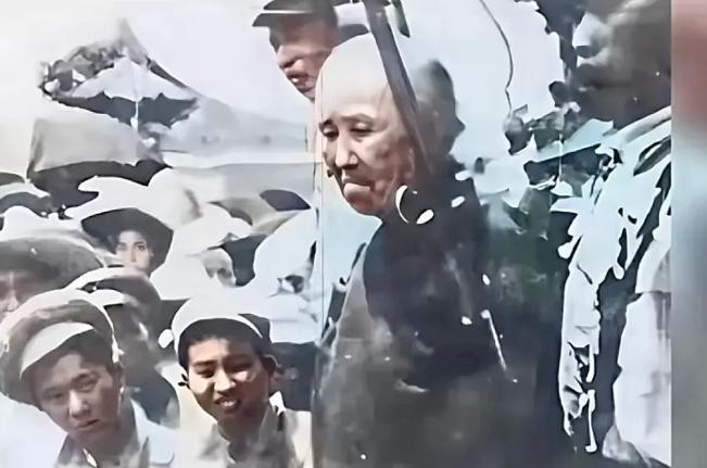 1950年，“双枪老太婆”赵洪文国被押赴刑场时拍下的照片。当时赵洪文国已经71岁