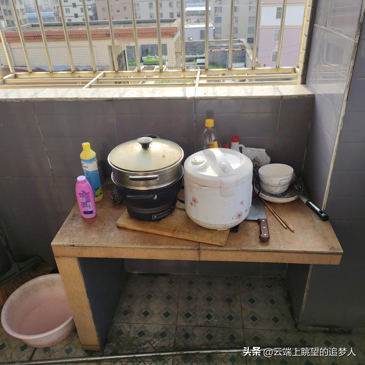 中年大叔快要离开这个住了半年的小破单间了，在这个顶楼住了半年，养成了老懒惰成性，