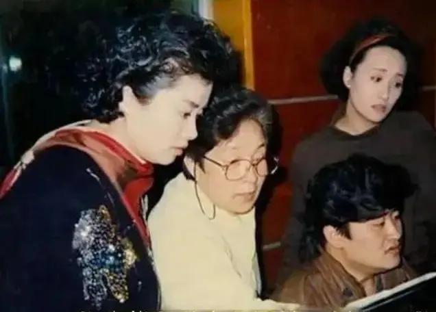 原来，他们三个都是谷建芬老师的学生，真是名师出高徒。那英在老师的面前显得最斯文。