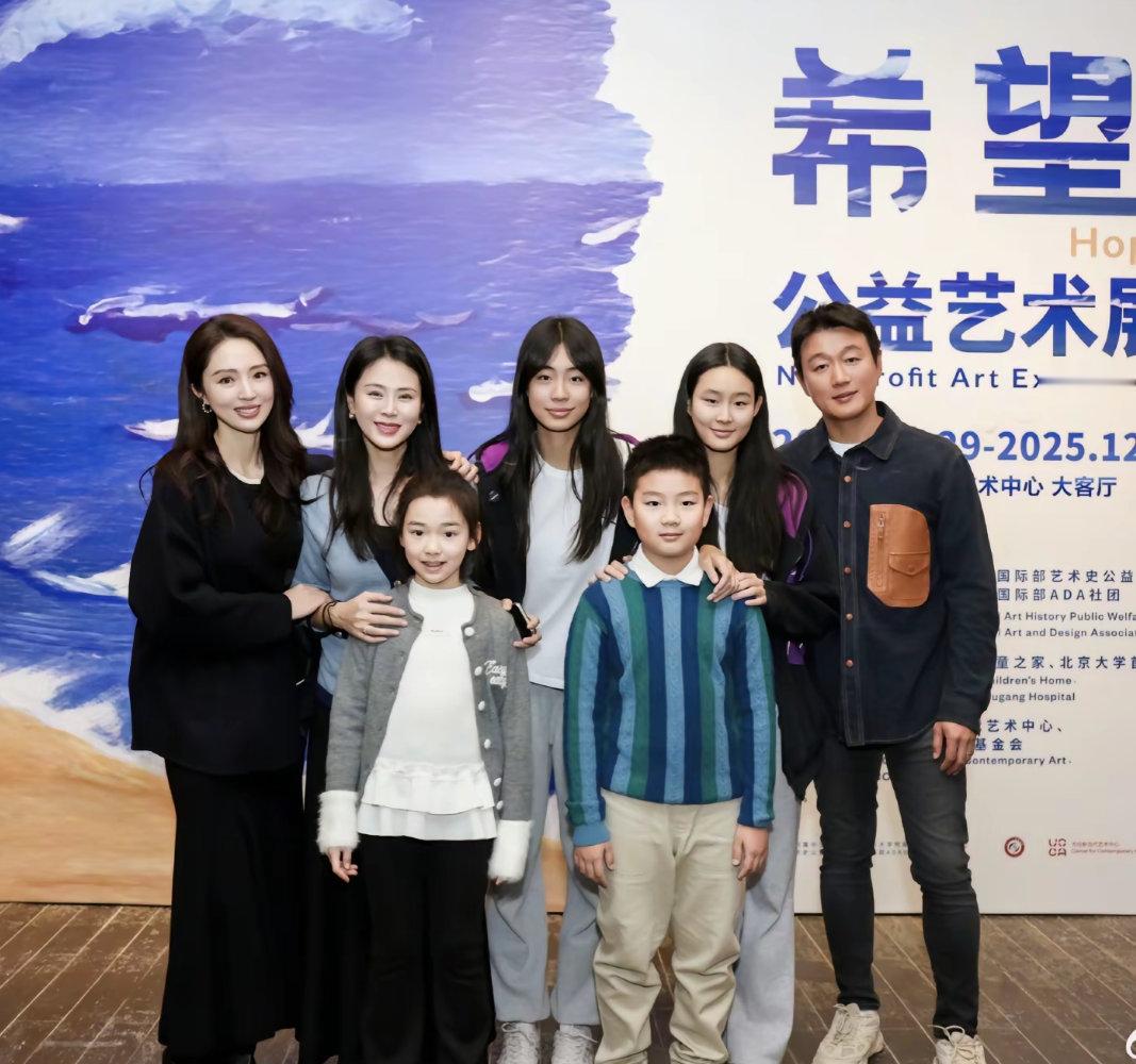 董璇给两个干女儿的公益画展做宣传……董璇跟关悦也是超好的姐妹，董璇是关悦佟大为两