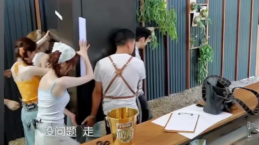手扶在这里的意义是？搬过东西的人应该都知道吧，这个地方不仅完全使不上劲儿，还容易