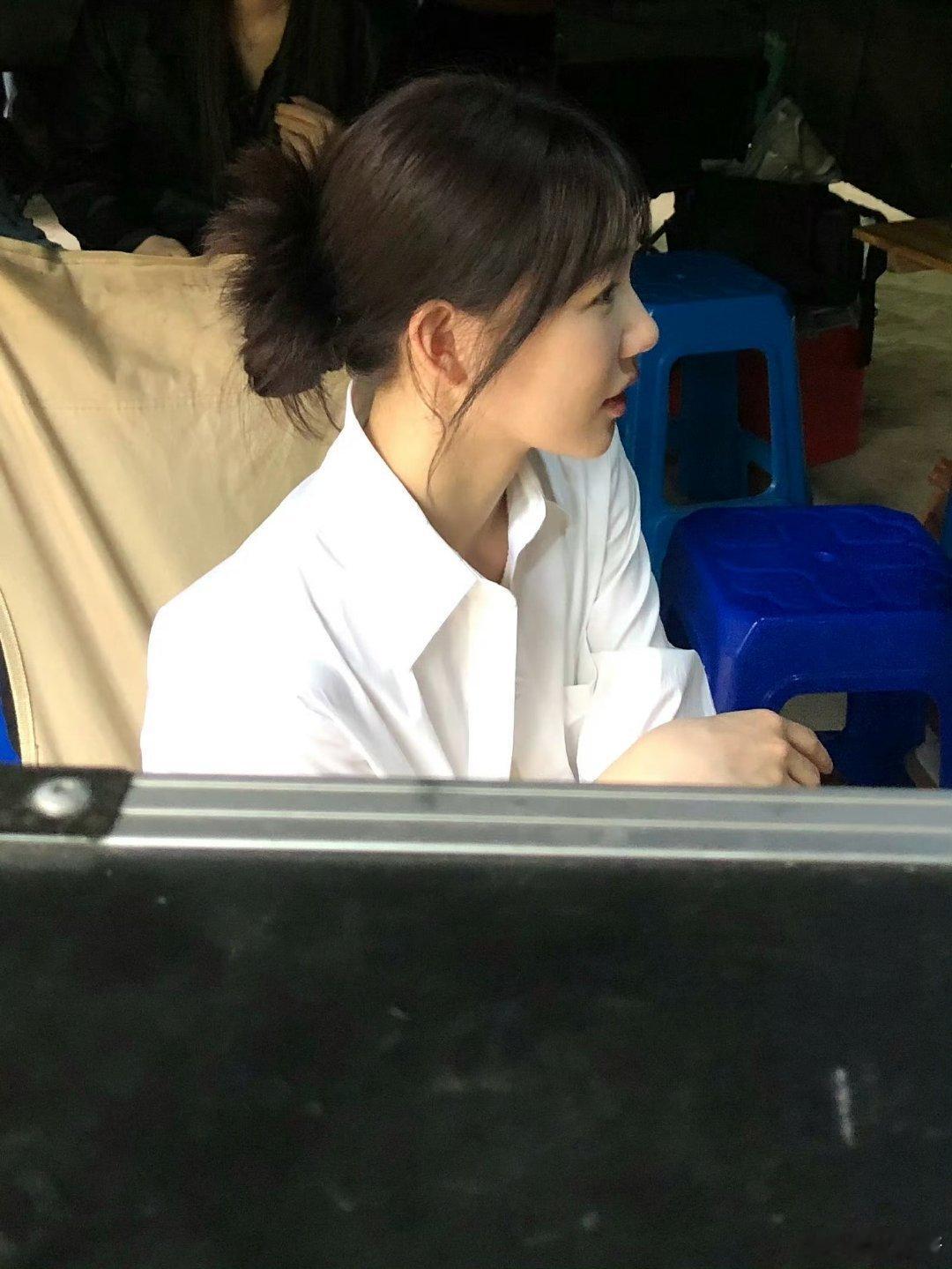 徐梦洁穿着白色入镜徐梦洁片场live图 徐梦洁喜欢白色入境，侧脸好惊艳，状态满分