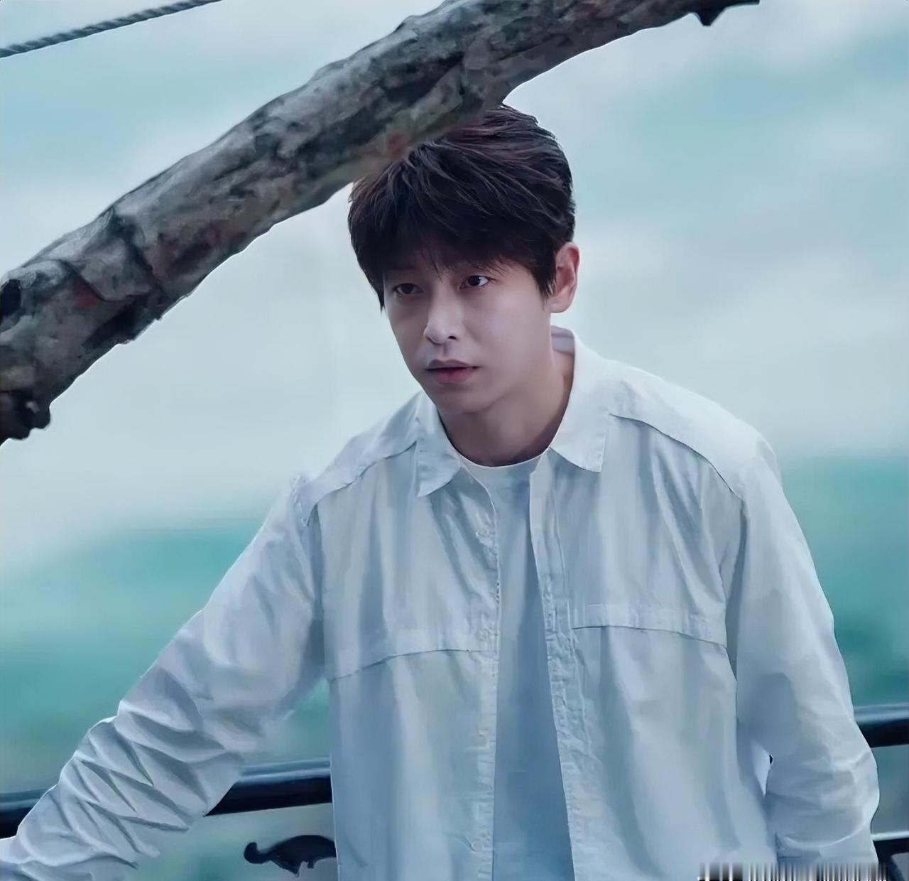 如果你还在纠结过去，那裴谦关水这一幕，足够让你清醒。
别以为这只是个小细节，它彻