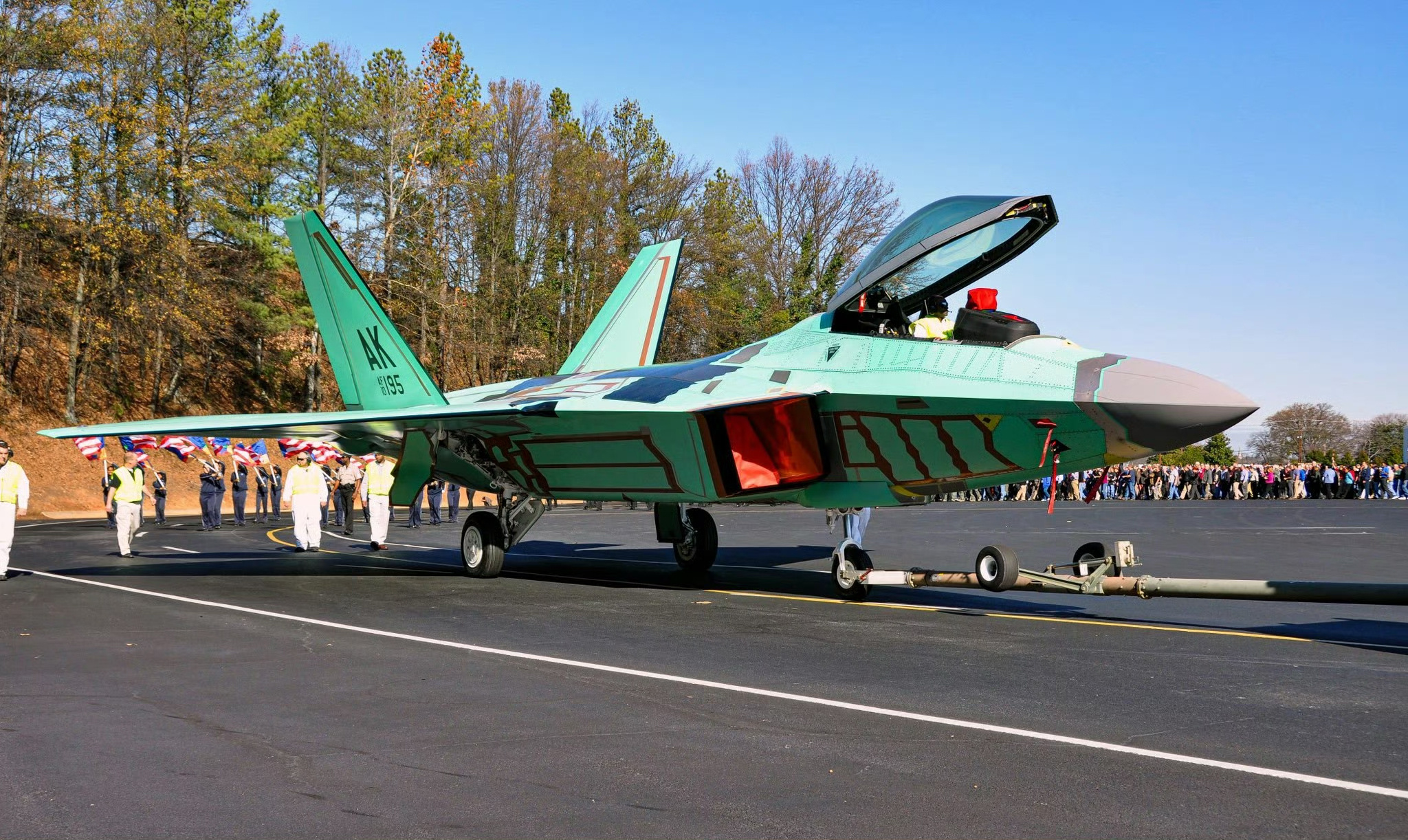 #航空新视野[超话]# 美国空军的最后一架F-22隐形战斗机，图片中可以看到它是