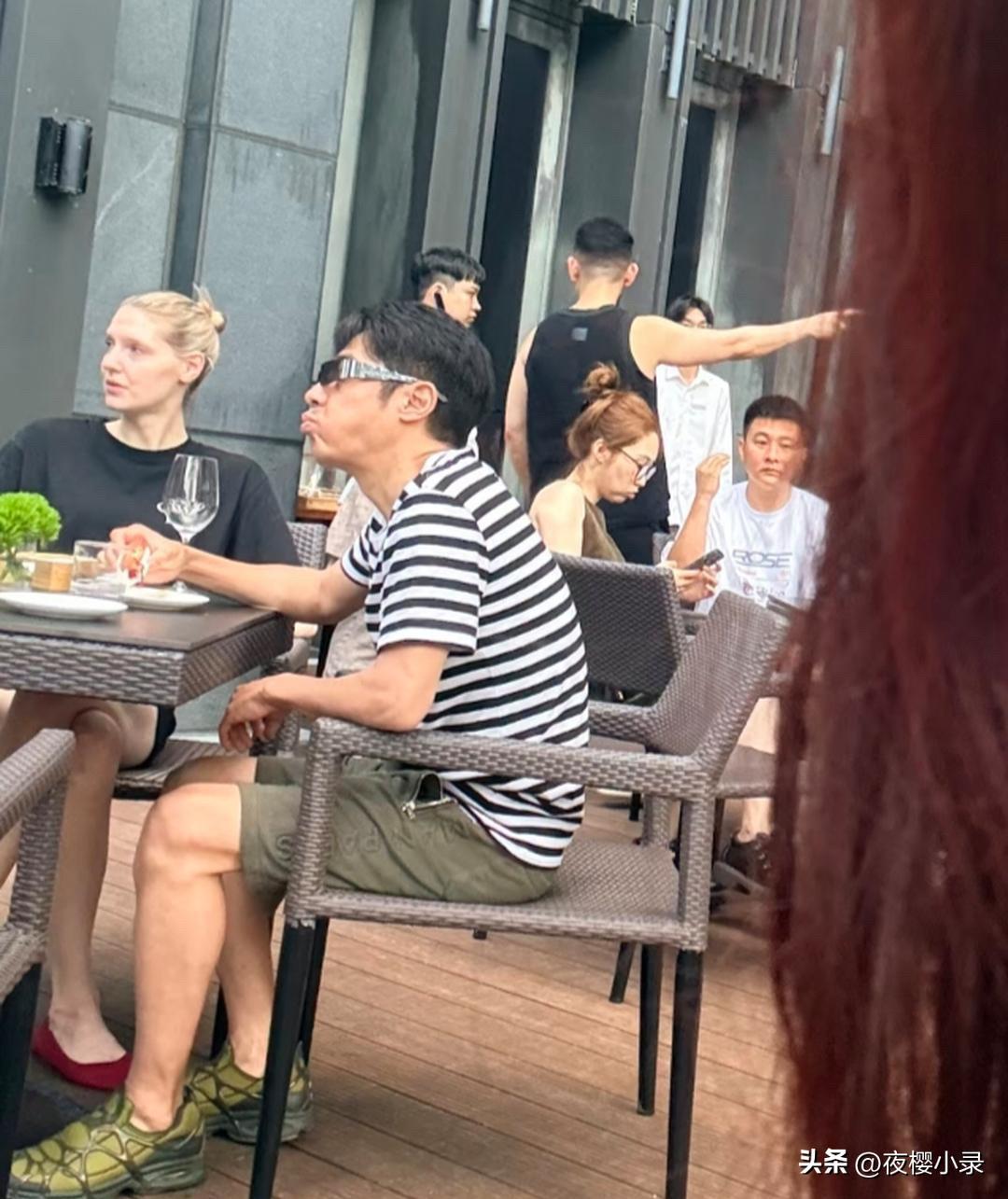 50岁撒贝宁和老婆子女一起现身海南五星级酒店度假，他们一家人到餐厅吃美食，看起来