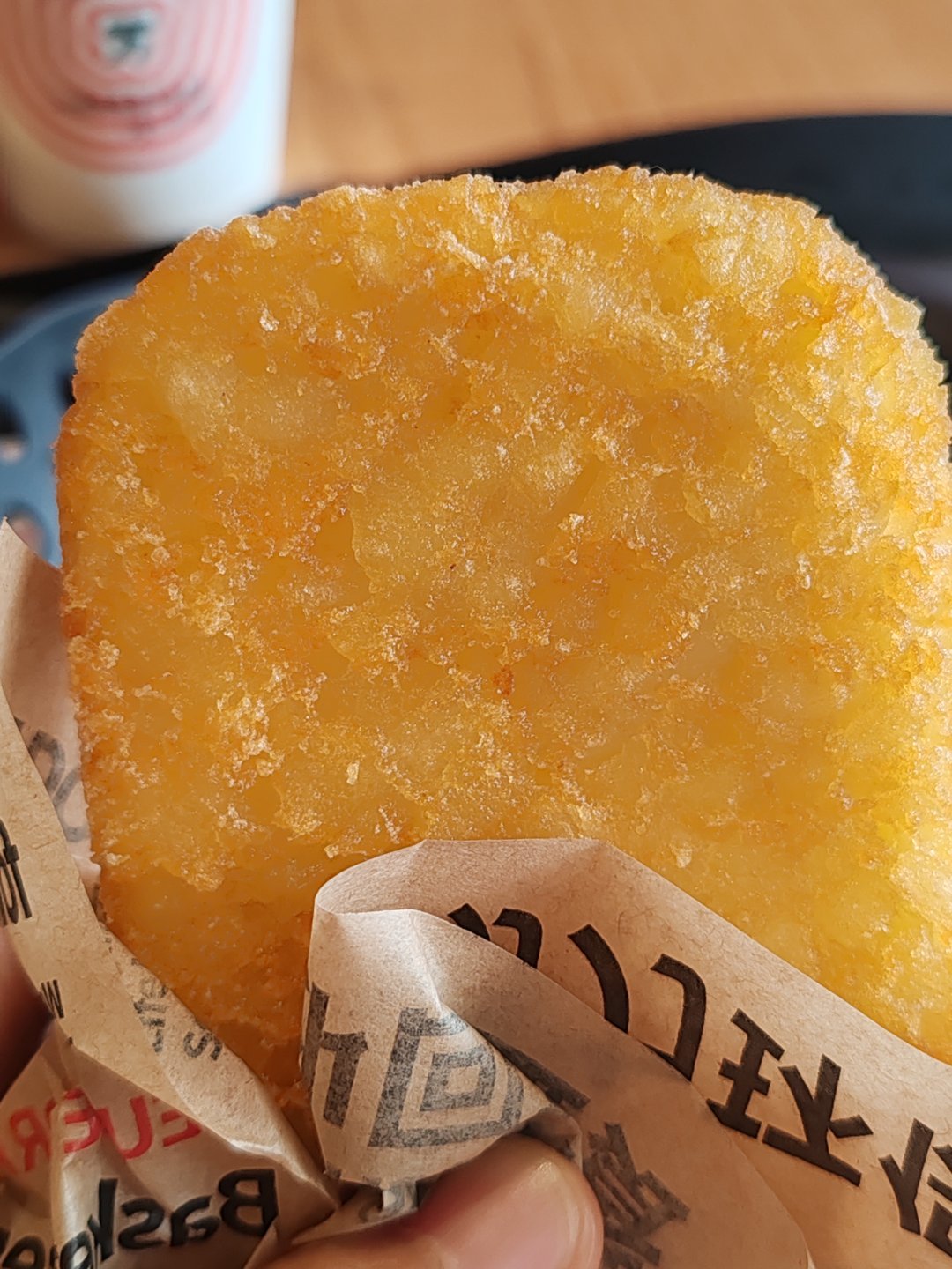 吃个薯饼压压惊再大再难的事情都得先吃吃饱了再说机器人肯定不吃薯饼吧 