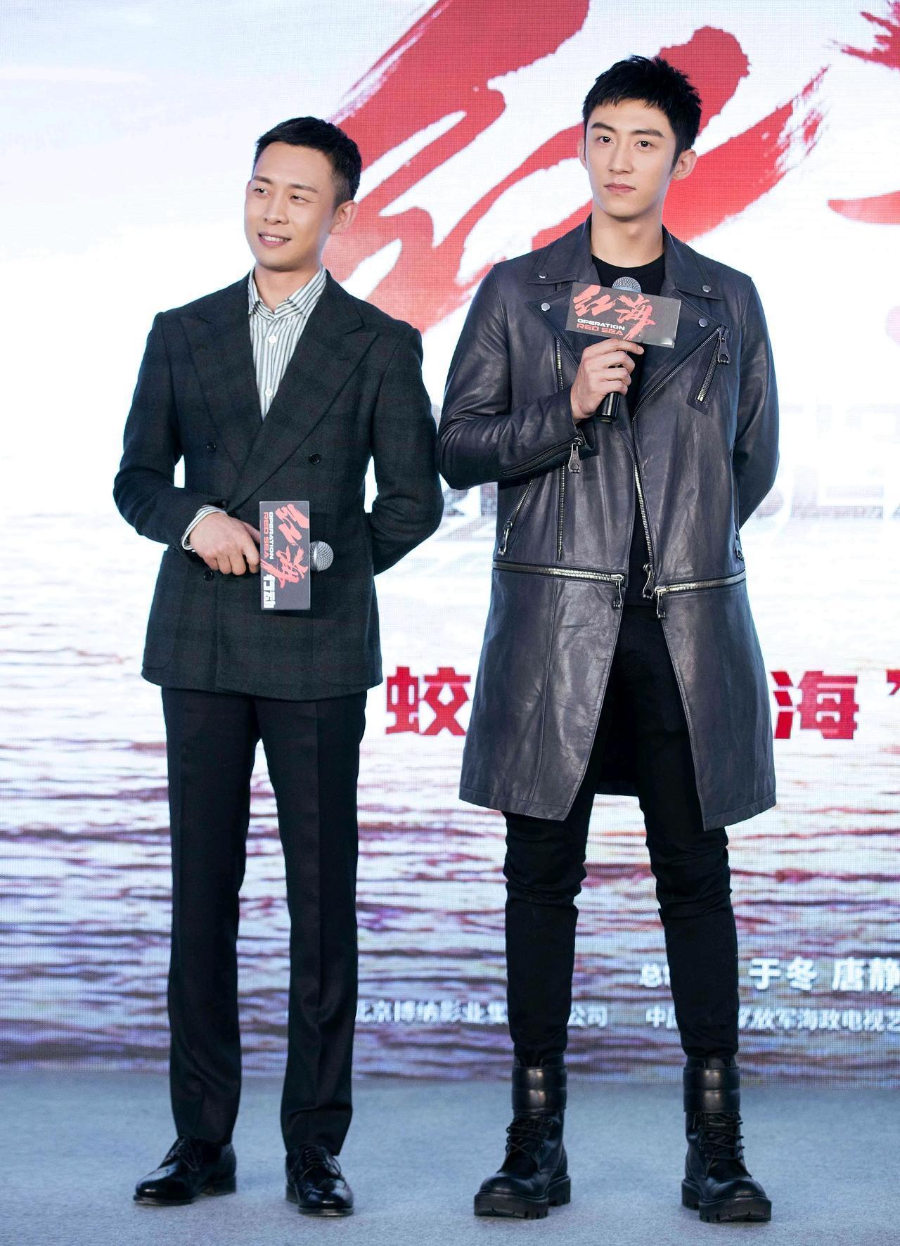 《红海行动》发布会上，黄景瑜称拍戏时肾上腺素飙升。
不得不说，这两个男人的颜值、