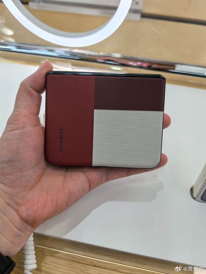 很多人好奇，同样是三折叠屏手机，华为三折叠屏热度非常高，而且一机难求。反观三星，