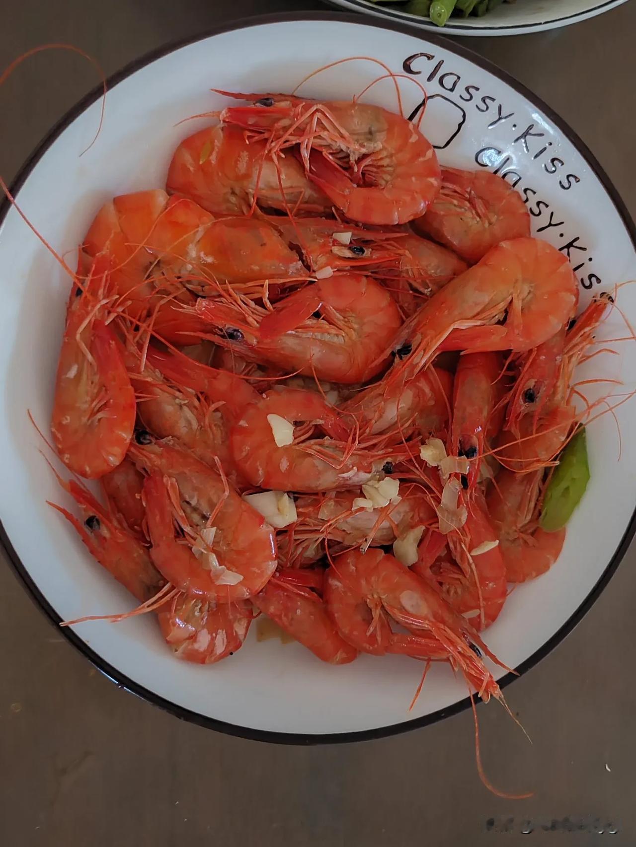 在三亚买的黑虎虾，个头不大，23一斤，肉质紧实，Q弹，没有虾线，煮出来颜色比普通