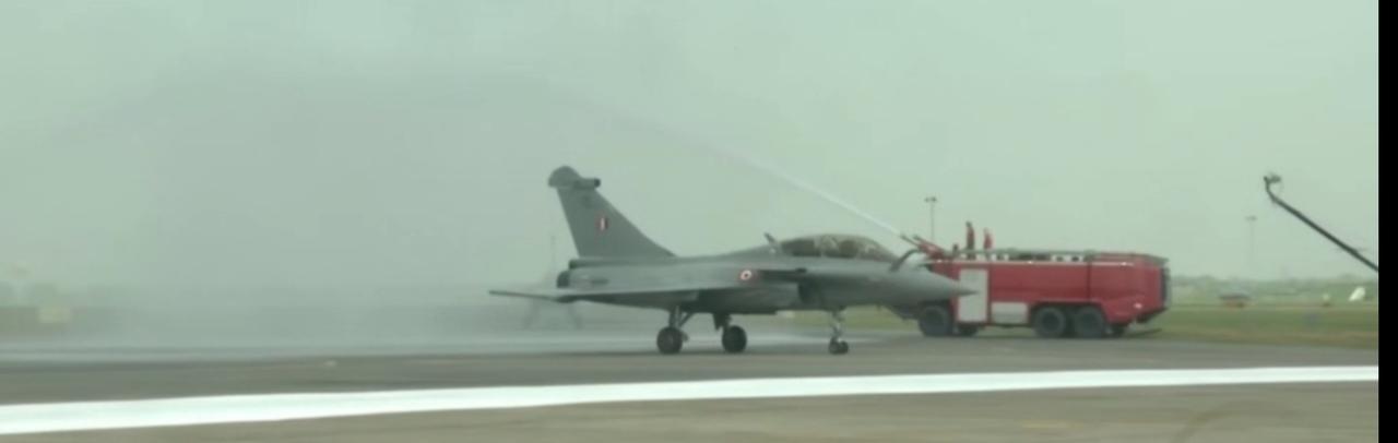 在法国达索的厂房里，印度官员仔细查看“阵风”战机，这笔巨额军购背后，是印度空军填