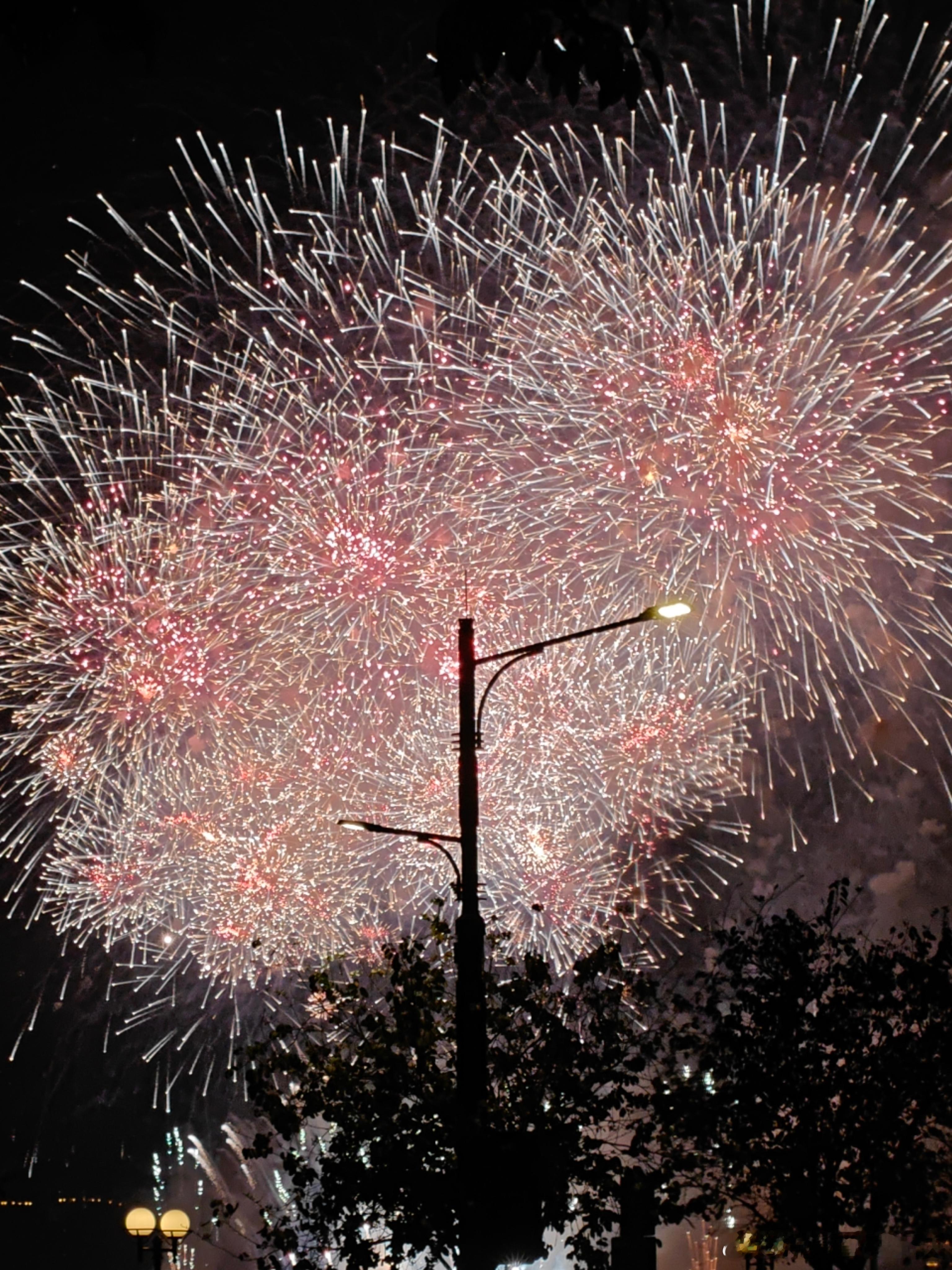 没参加抽签，但也找到了一个不错的观景位，今年烟花算是看饱了~  