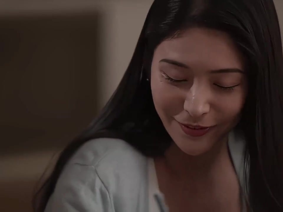 与大学旧友雄二重逢的优太，听闻雄二炫耀起妻子惠的美丽与热情。某日，优太就私下拜访