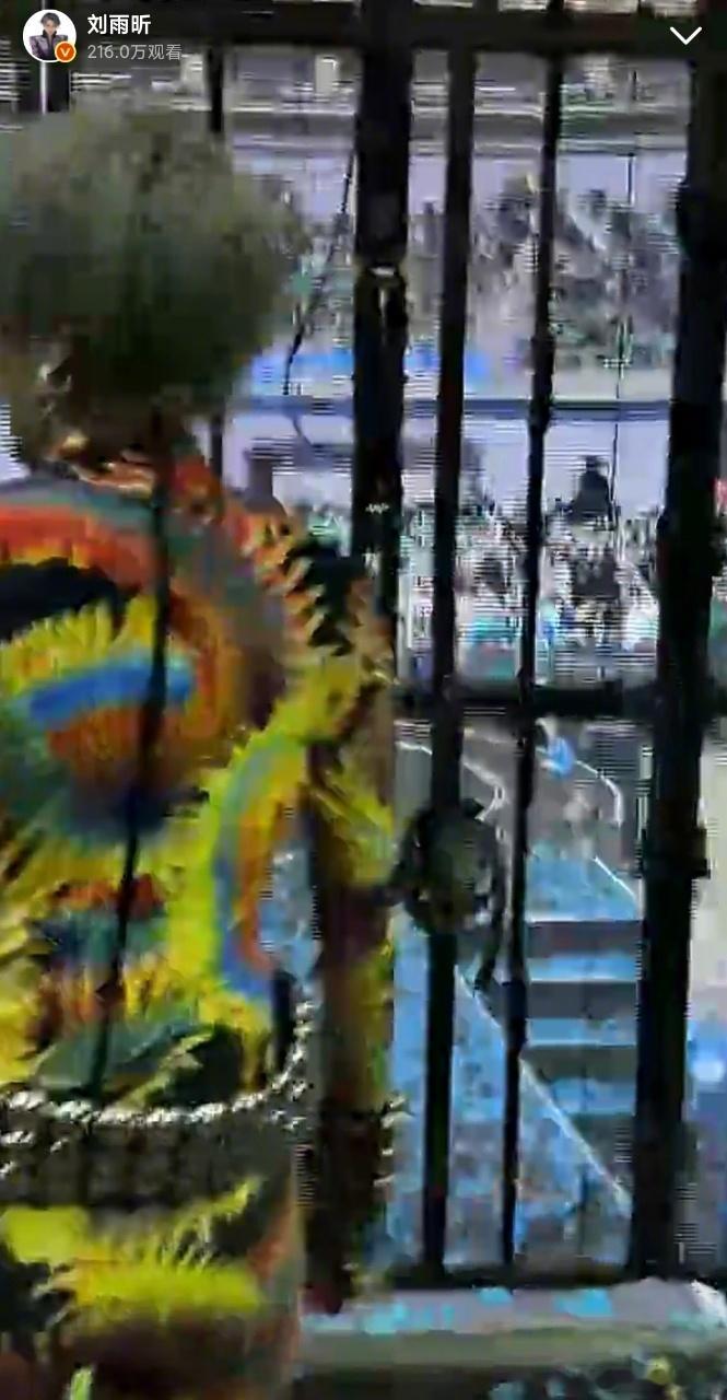 刘雨昕直播从缝隙里看粉丝 在今晚苏州演唱会安可环节，带来了《Passion》和《