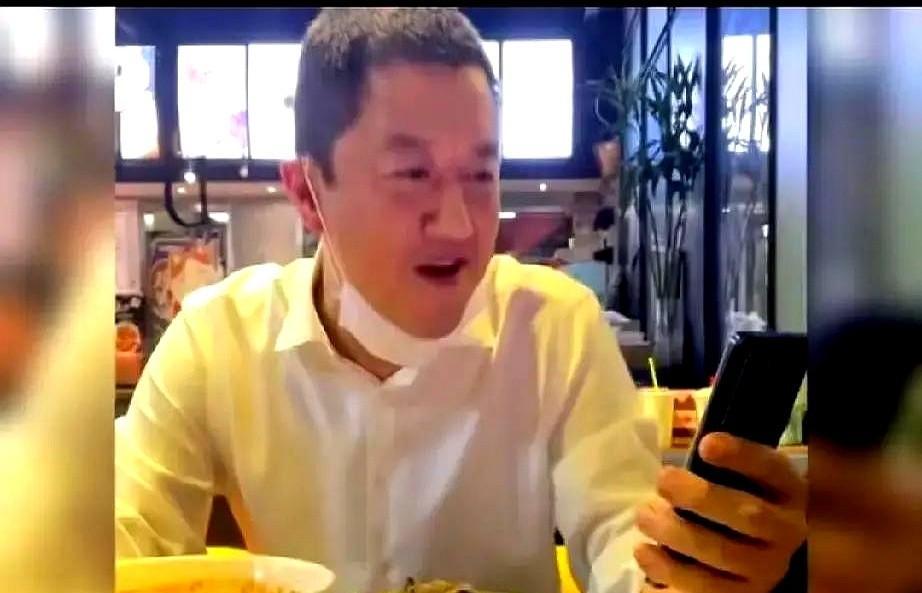 李亚鹏被女儿李嫣“拉黑”，还被公开“打脸”，我却看到了顶级富养的真相。
前脚刚拒