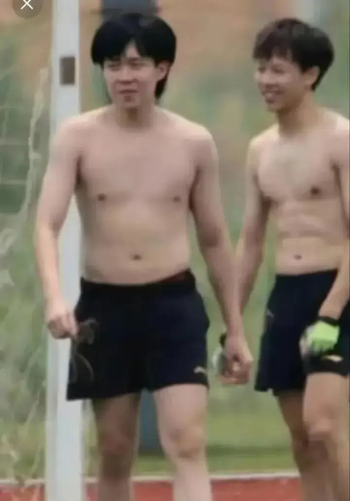 网友吐槽王楚钦的身材看起来不像是练体育的，看看马龙和张继科就知道了… ​​​