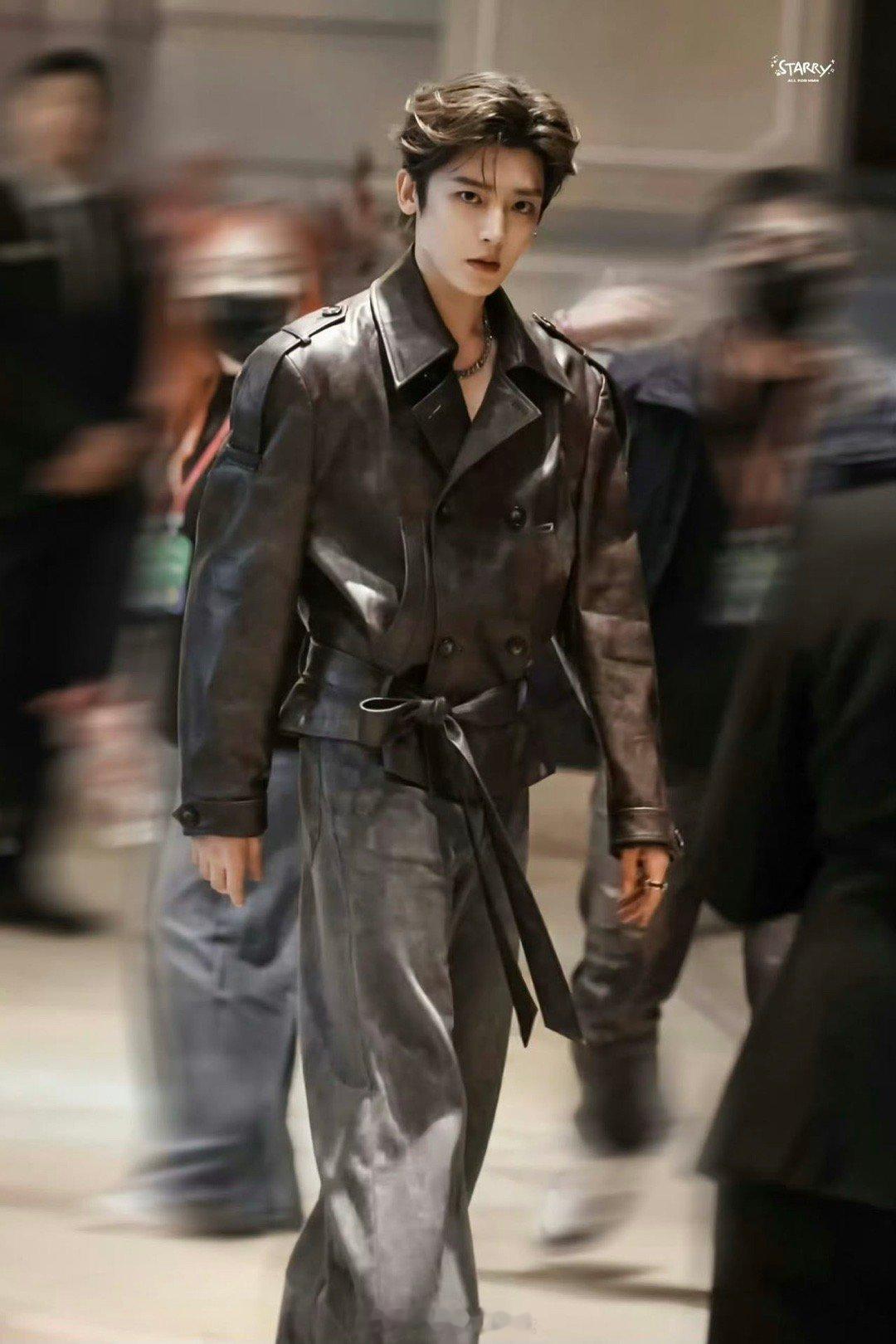 侯明昊生图vs精修图 侯明昊的颜值是“生图真实力，精修更惊艳”！生图里状态松弛好