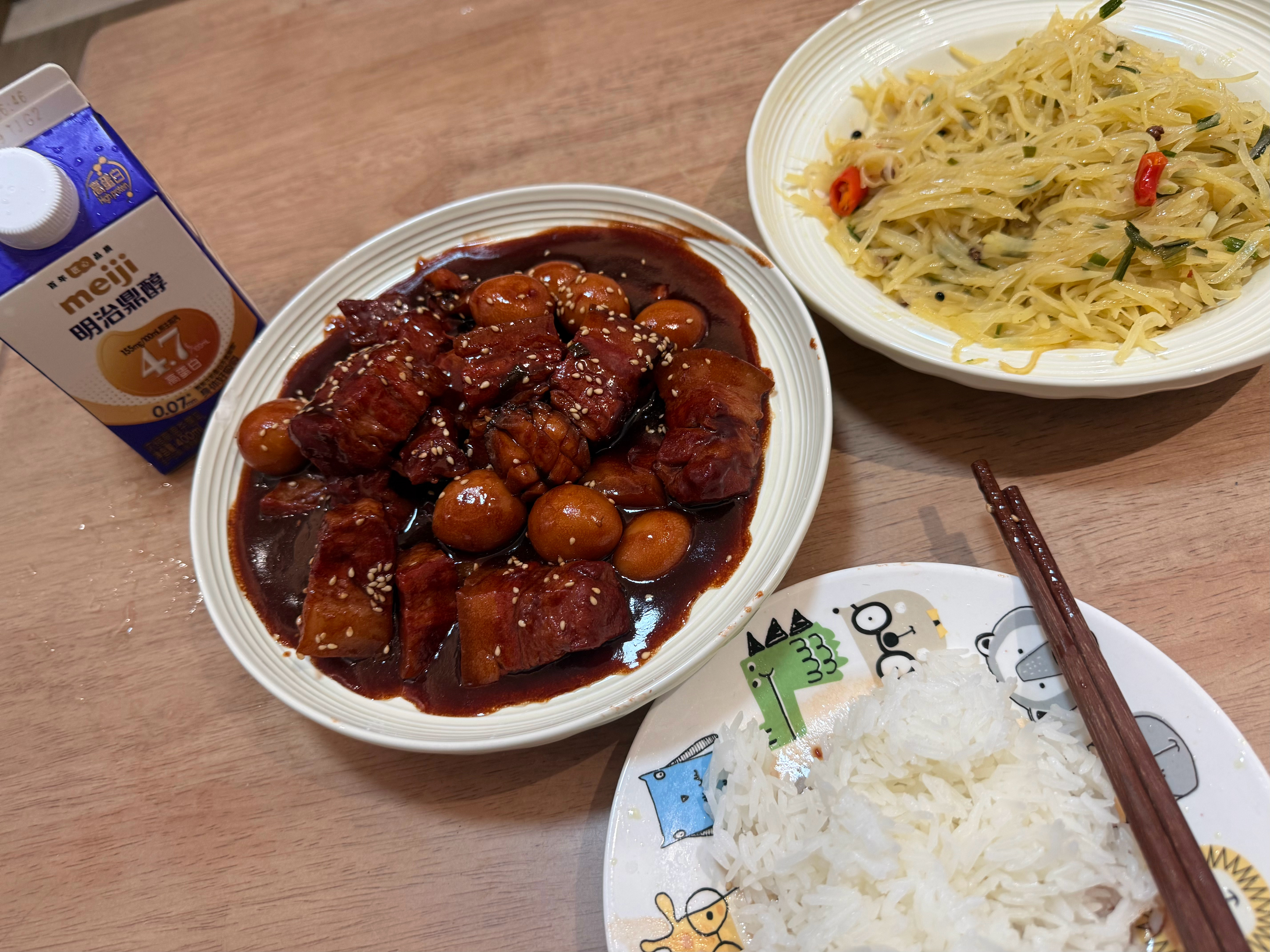 腐乳加五花肉加鹌鹑蛋加小鲍鱼 红烧肉的另一种做法 之前还是在上海吃过 自己做了一