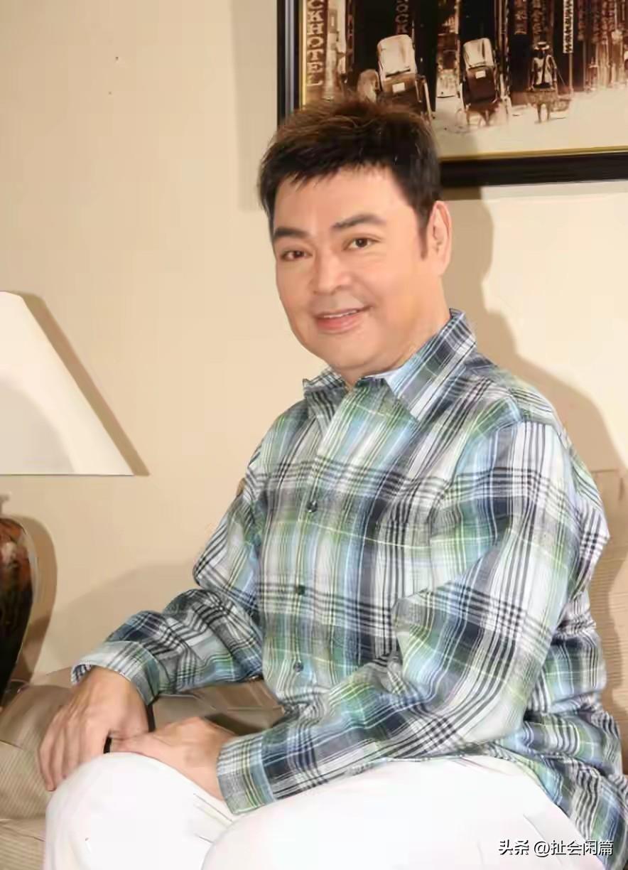 老了，无儿无女无钱，都是心酸。

73岁香港老牌歌手“靓声王”张伟文，常年受腰疾
