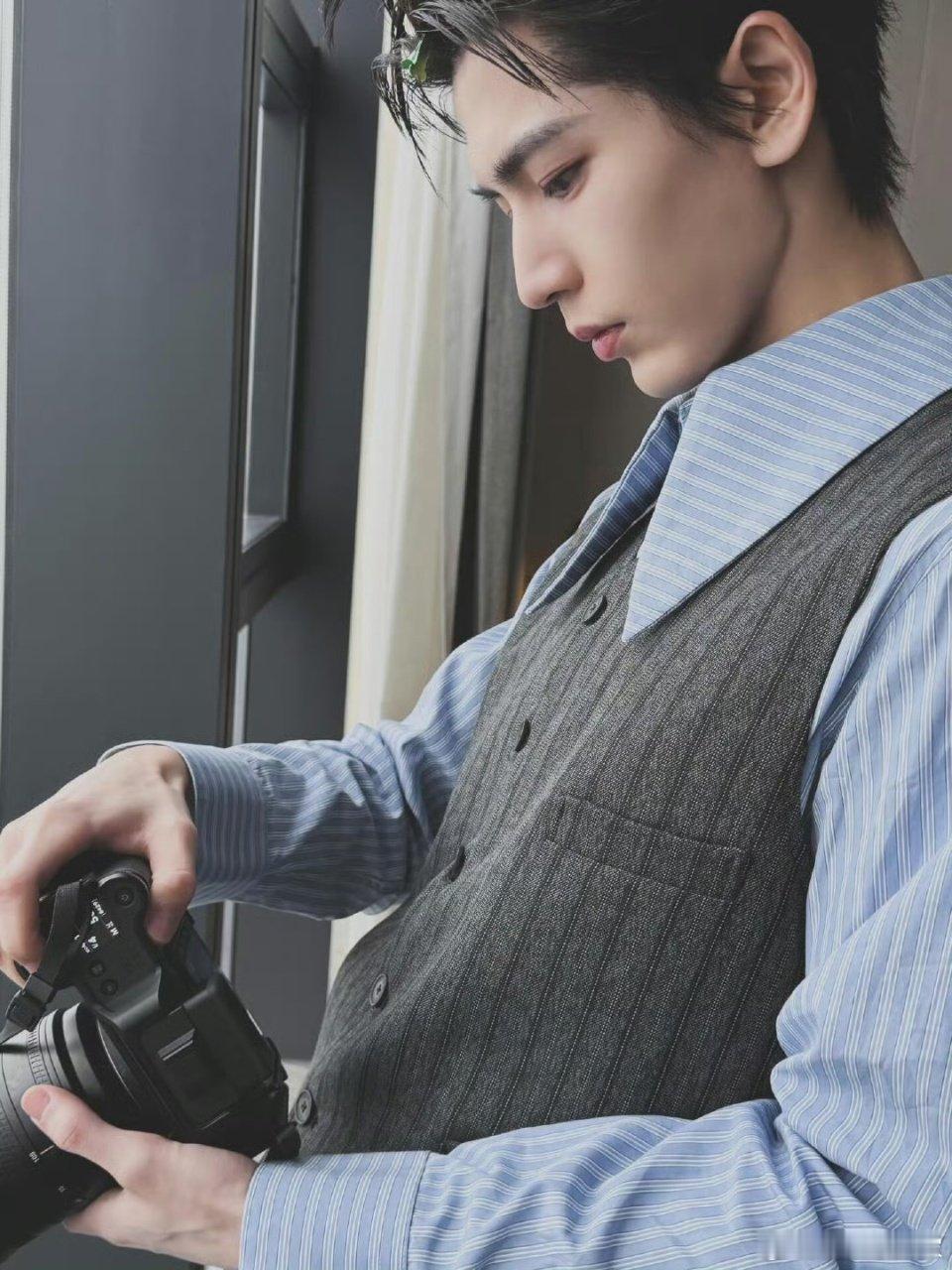 张凌赫找到了自己的阿贝贝 张凌赫的摄影魂藏不住了！相机成专属阿贝贝，从咖啡党变身