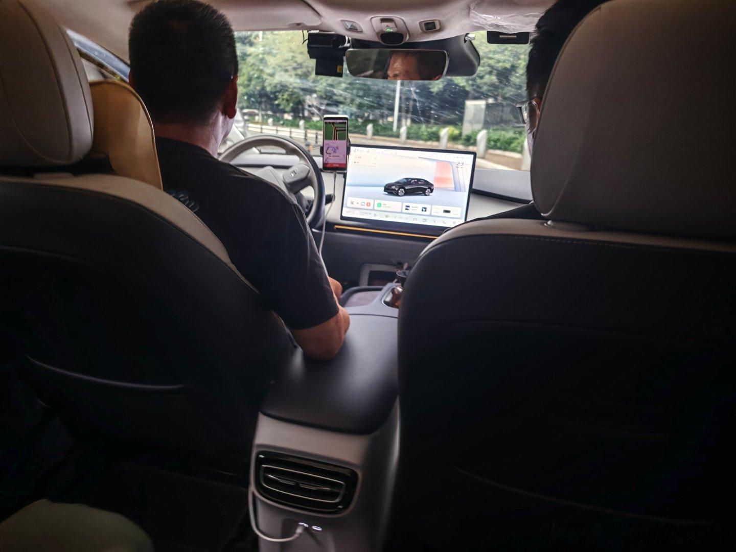 红旗E-QM5上车的时候突然来了句 我靠牛逼 电动尾箱  给师傅整出情绪价值了师