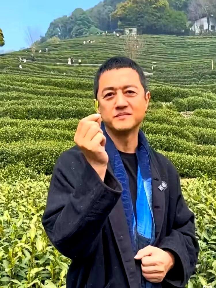 李亚鹏这操作，真是把人看愣了
前脚刚宣布停播休息，赚足了“淡泊名利”的好名声，后