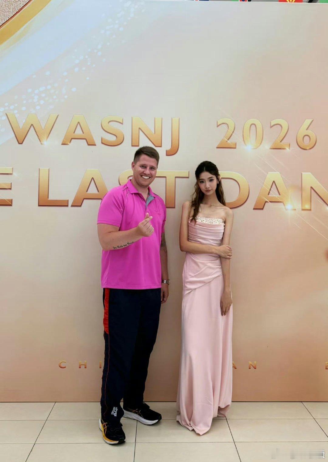 杨雪女儿初中毕业杨雪女儿颜值杨雪女儿初中毕业，女儿优越美貌基因藏不住，小小年纪气