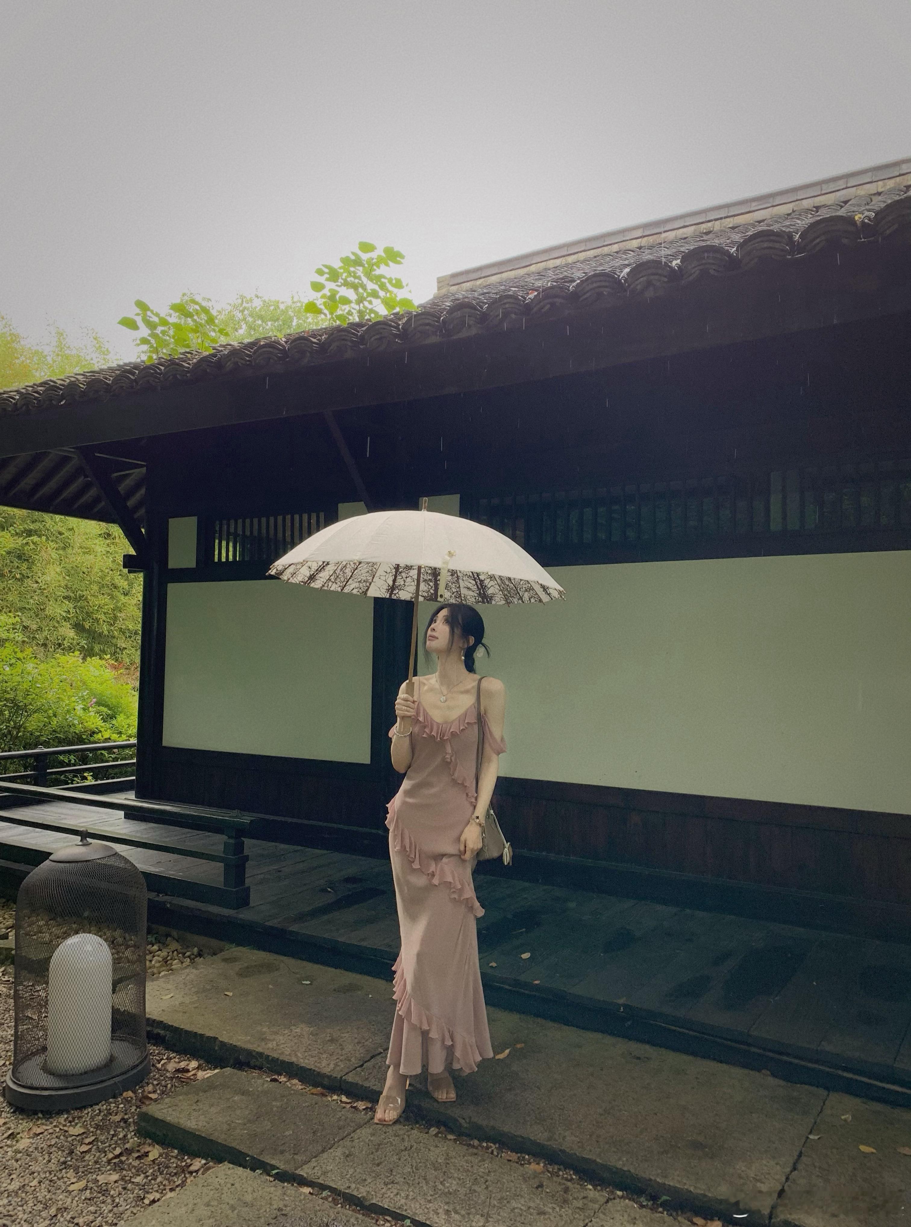 100%桑蚕丝 360斜裁烟粉色裙 上身太女了我这么说自带的温柔写意🩷明晚7点