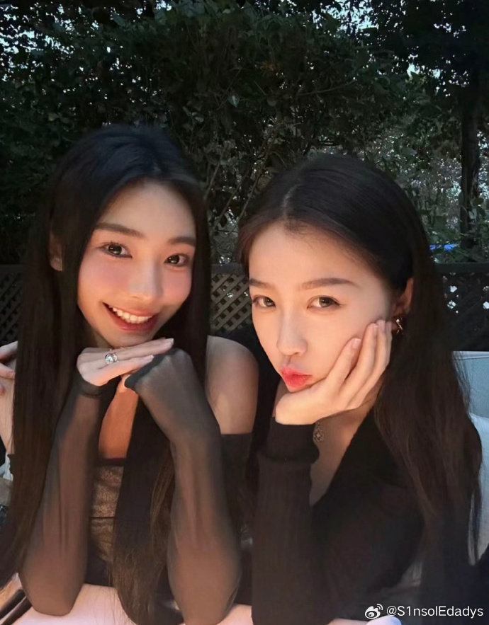 看到这合影，我明白了易梦玲闯荡娱乐圈的勇气来源。 