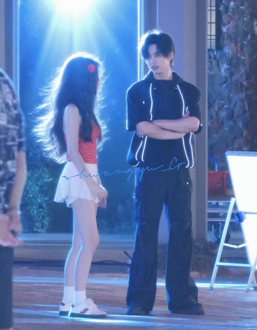 虞书欣《双轨》12月9日爱奇艺/江苏卫视同步播出，北京线下还有追剧团活动，期待了