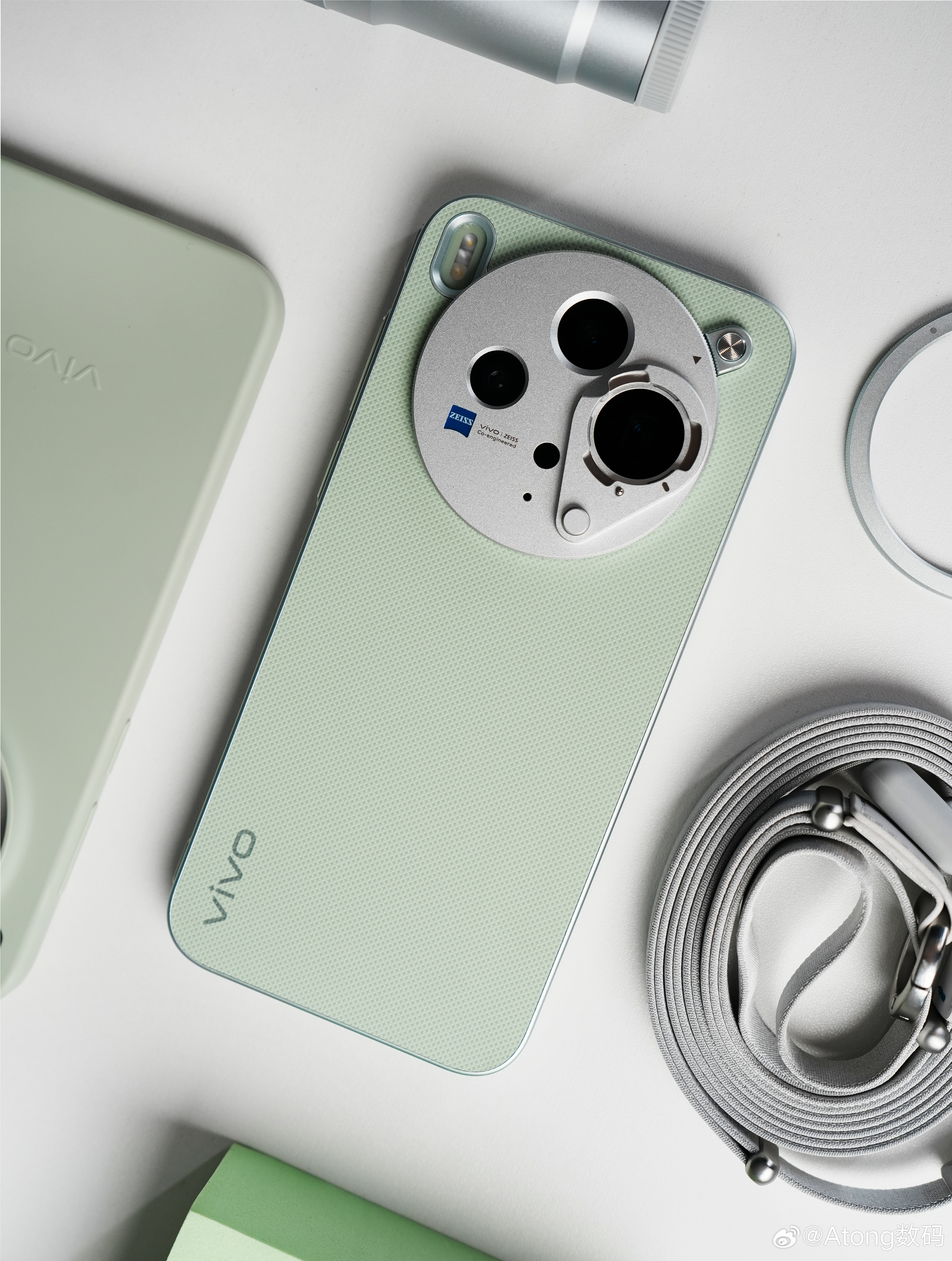 vivo X300s 超能小 v 单 胶片绿拼色真的太耐看了！你们觉得这颜值如何