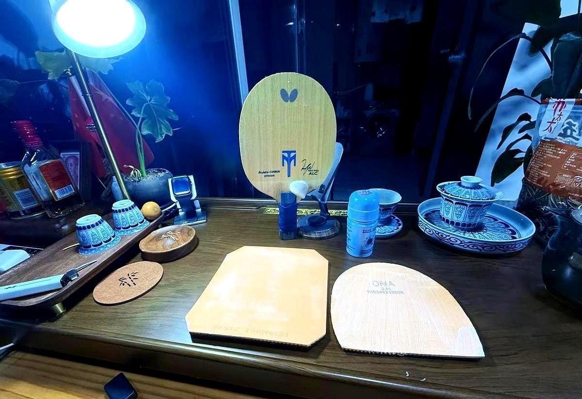 别瞎花钱买底板了，胶皮才是真命天子。
马龙比赛换胶皮，跟换袜子一样勤快。
你那块