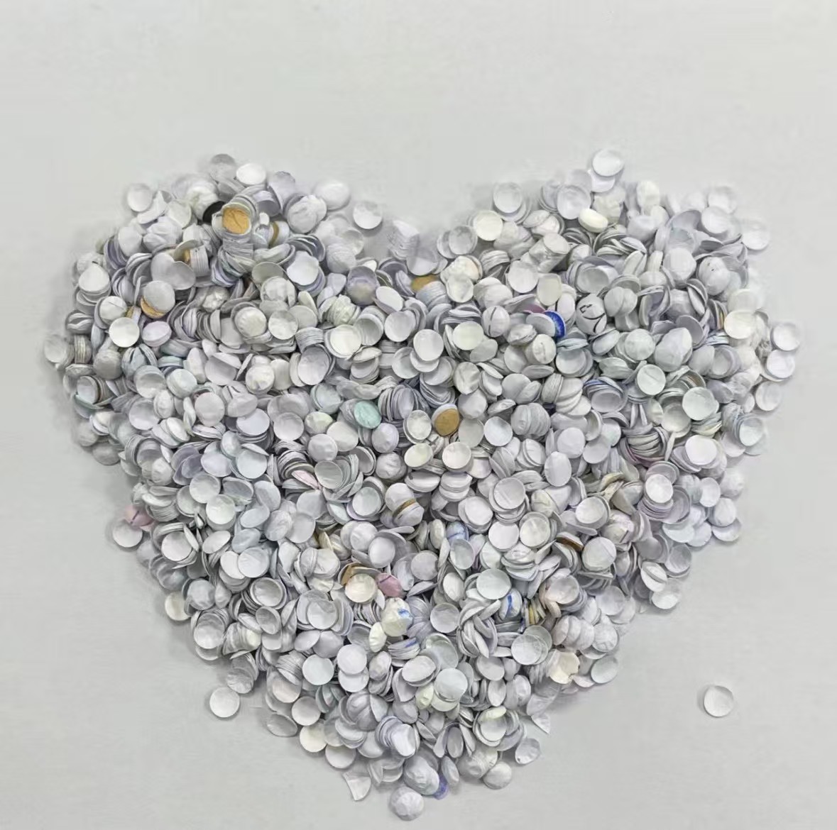 生活有两只翅膀，一只叫美好，一只叫疼痛，人们总在美好的时候忽略疼痛，而在疼痛的日