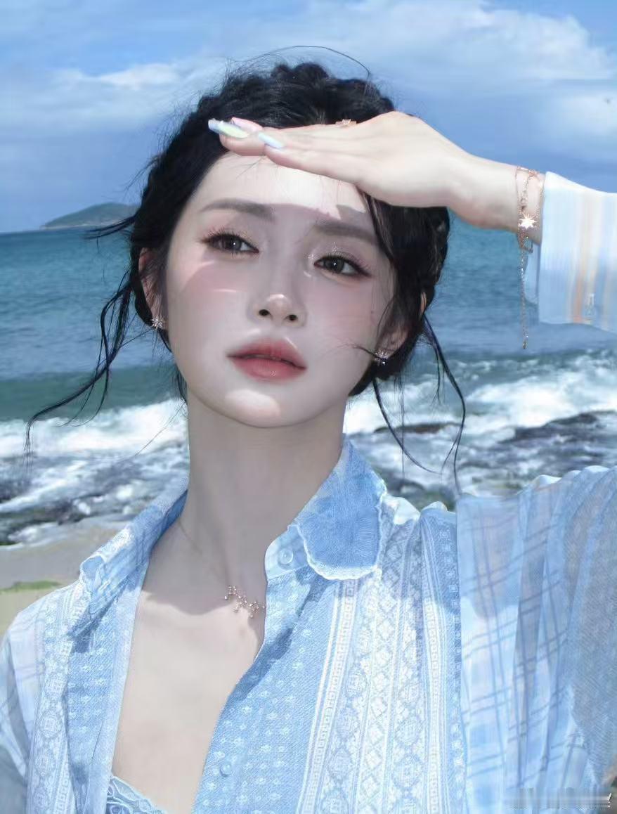 周洁琼海边蓝精灵即视感周洁琼纱裙更适配大海 公主头编发的周洁琼海边蓝精灵即视感，