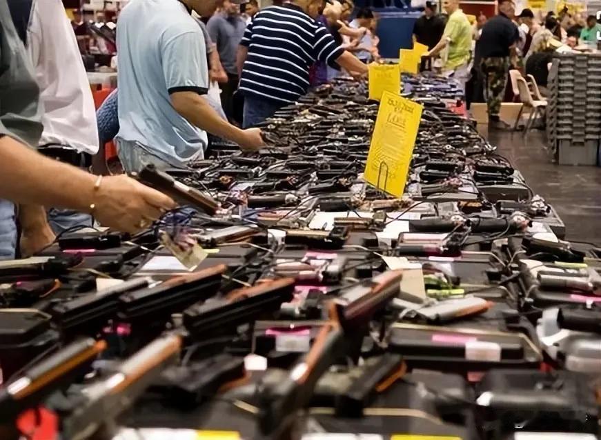 枪支泛滥的美国，小小一个理发师都要小心翼翼提心吊胆的为客人服务。因对理发师做的发