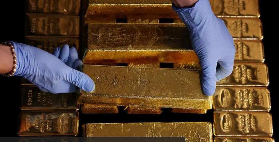 金价上涨： 市场不确定性加剧，黄金突破每盎司四千美元高位。
     金价已飙升