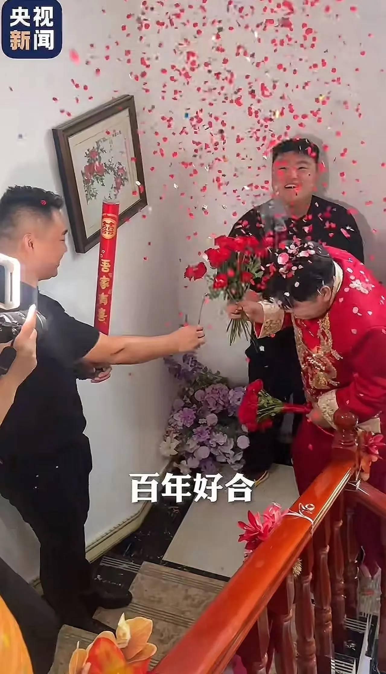 江苏连云港一场接亲仪式火上央视：新郎备好红包防刁难，却见女方亲戚列队送花祝福，丈