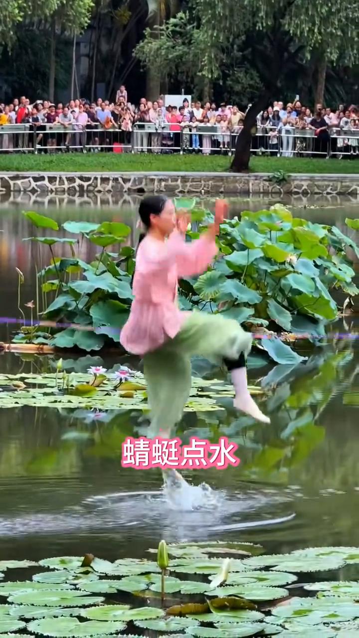 轻松走钢丝，不忘先祖刀耕火种。竹楼中央篝火红，青烟直往天上升。勤劳勇敢魂里藏，蛟
