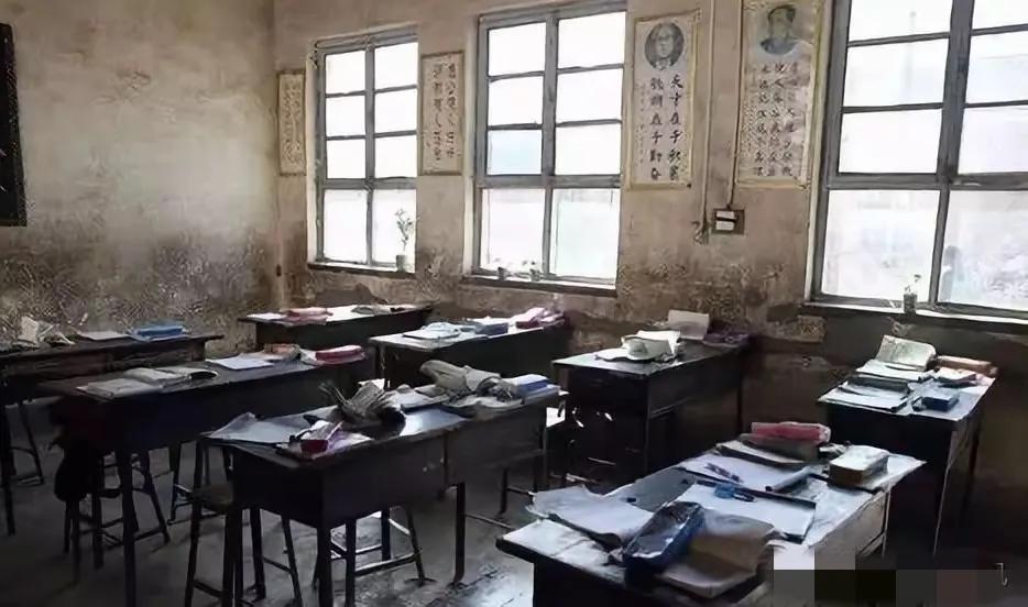 我在甘肃	，我在小学，我现是村小五年级的老师。全年级全班18个学生，只有二三个认