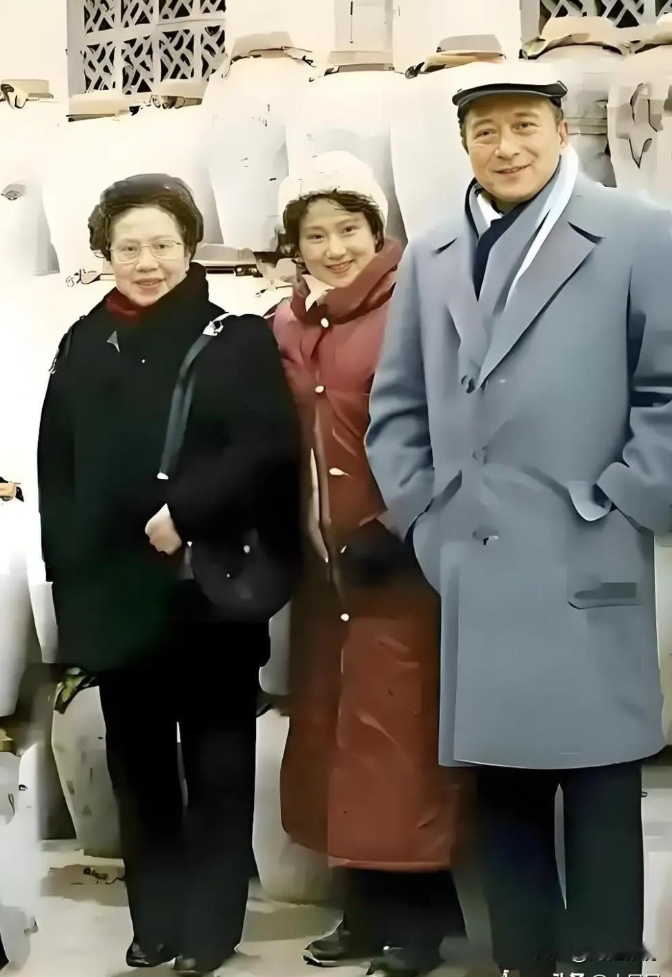 如果能把这三位全认出来的，至少也得50～60后的老戏迷了！
左起：越剧名家徐玉兰