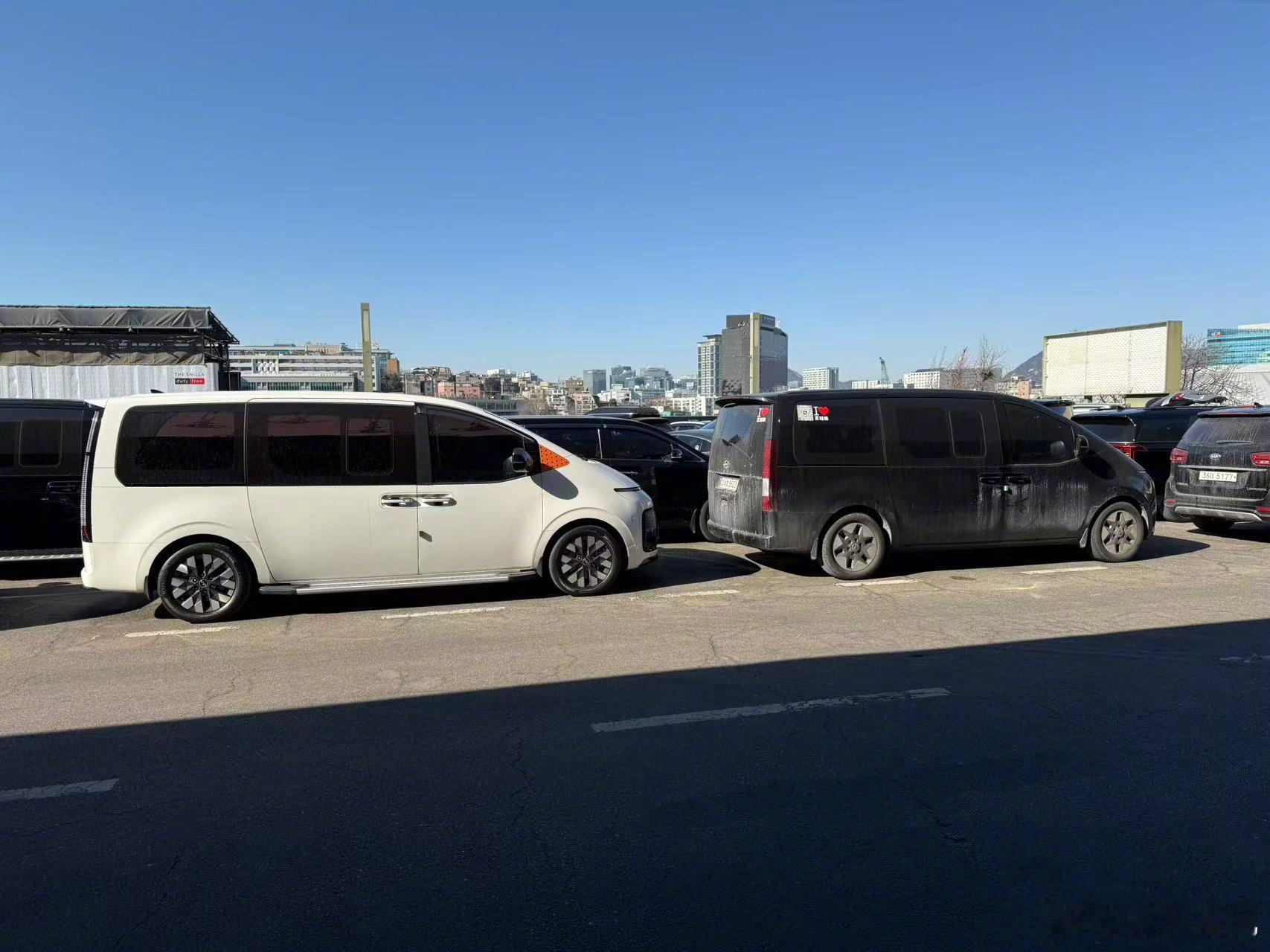 韩国街头蹲在一辆眼熟的车，好像国内的_______