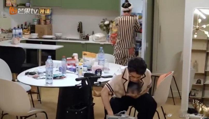 李佳琦[超话]想拥有李佳琦这样的同事要是同事是李佳琦，下班回宿舍直接开启 “护肤
