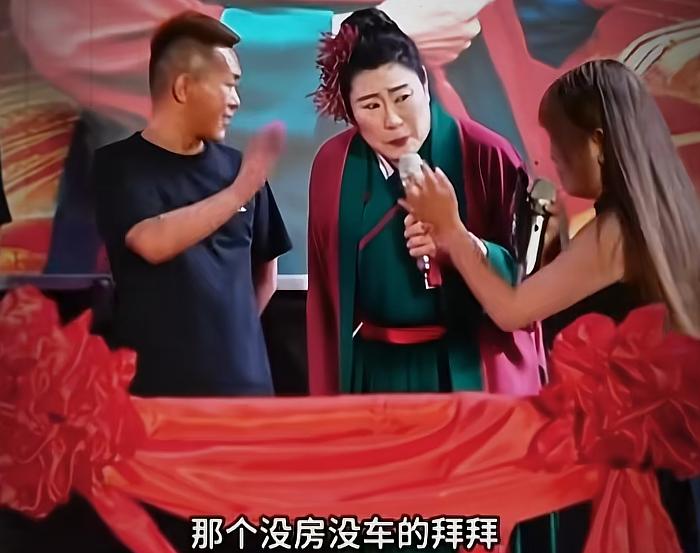 王婆说媒包头专场上演大型相亲修罗场，一位女嘉宾上台，直接站上 C 位，台下冲上来