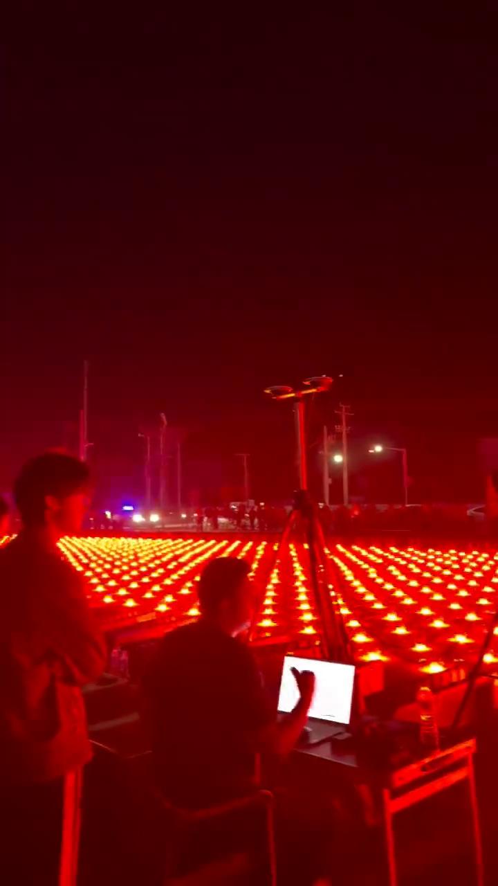 马上亮灯，2000万的阿克苏地区，新疆阿克苏地区最大规模的无人机表演马上就要起飞
