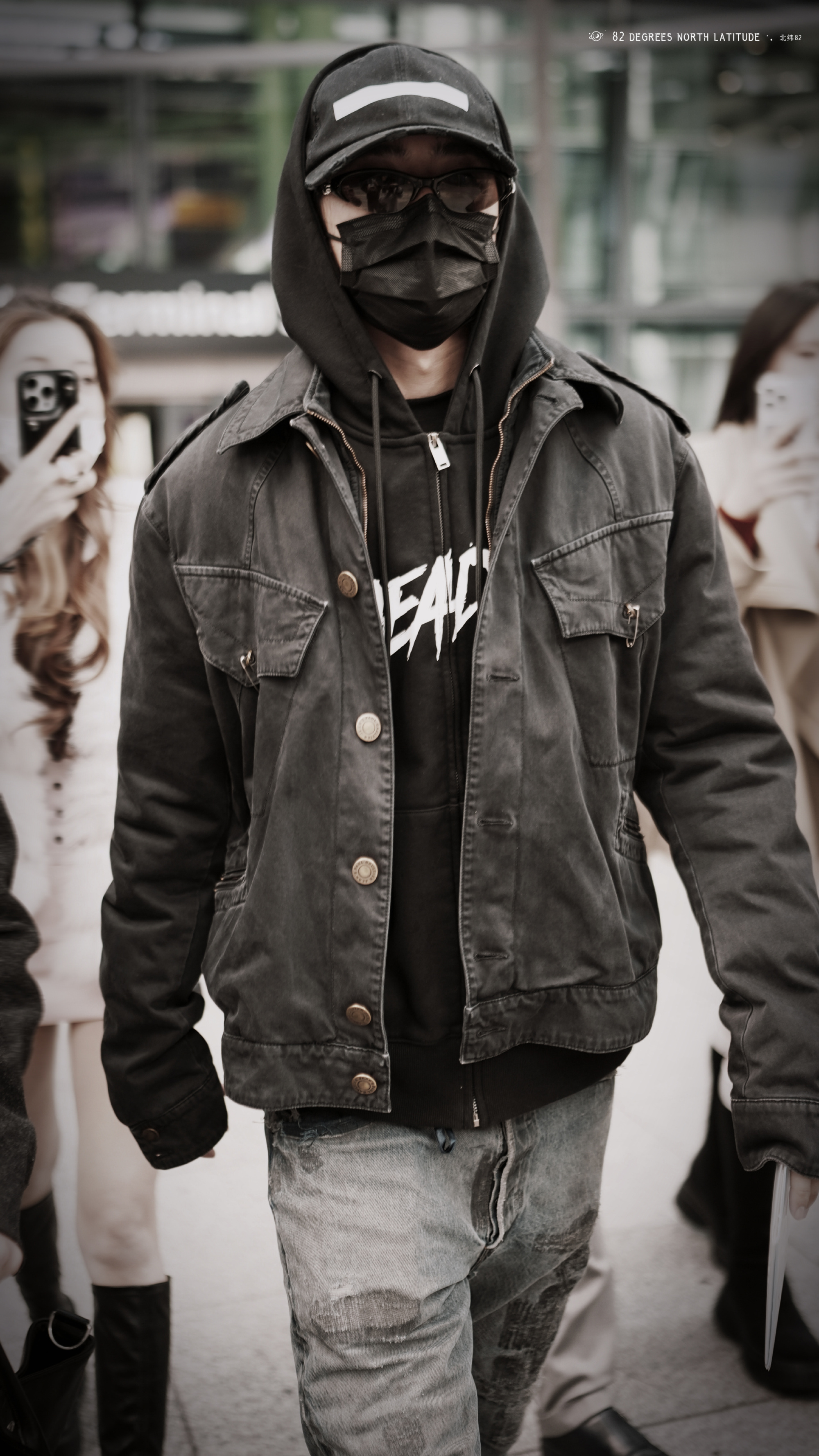 蔡徐坤 × 机场造型✈️今日华盛顿飞伦敦机场 Look，蔡徐坤身穿 KUN 周边